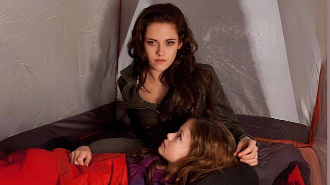 Twilight sága: Rozbřesk pokračuje. Bella začíná nový život s pozoruhodnou dcerou Renesmee po svém boku