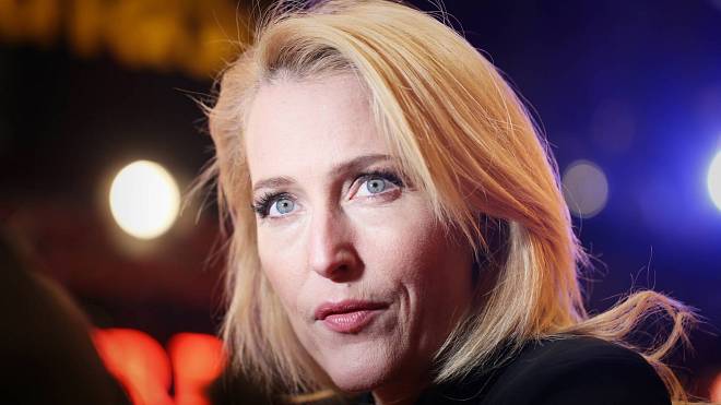 V 56 letech se stala ambasadorkou známé kosmetické značky. Hvězda seriálu Akta X Gillian Anderson se dnes už stárnutí nebrání